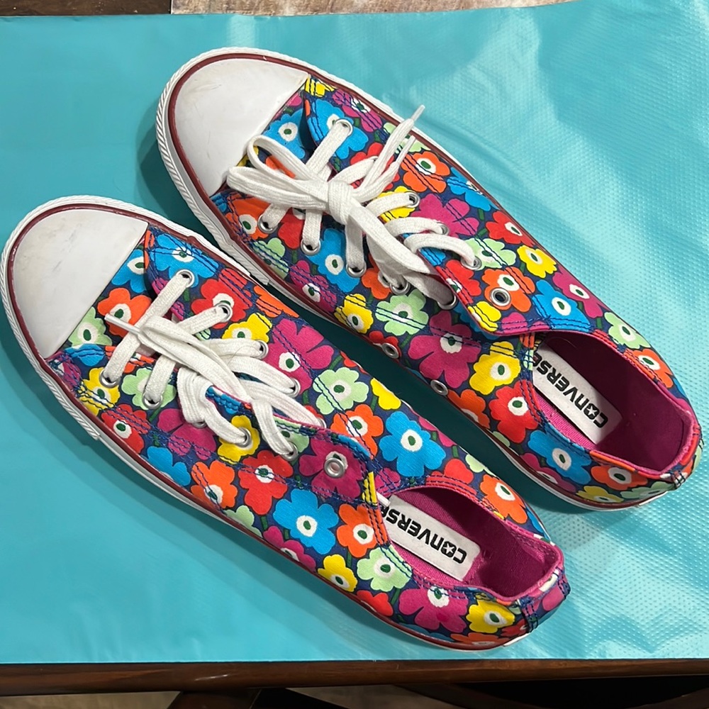 Women’s 9 Converse All Star shoes